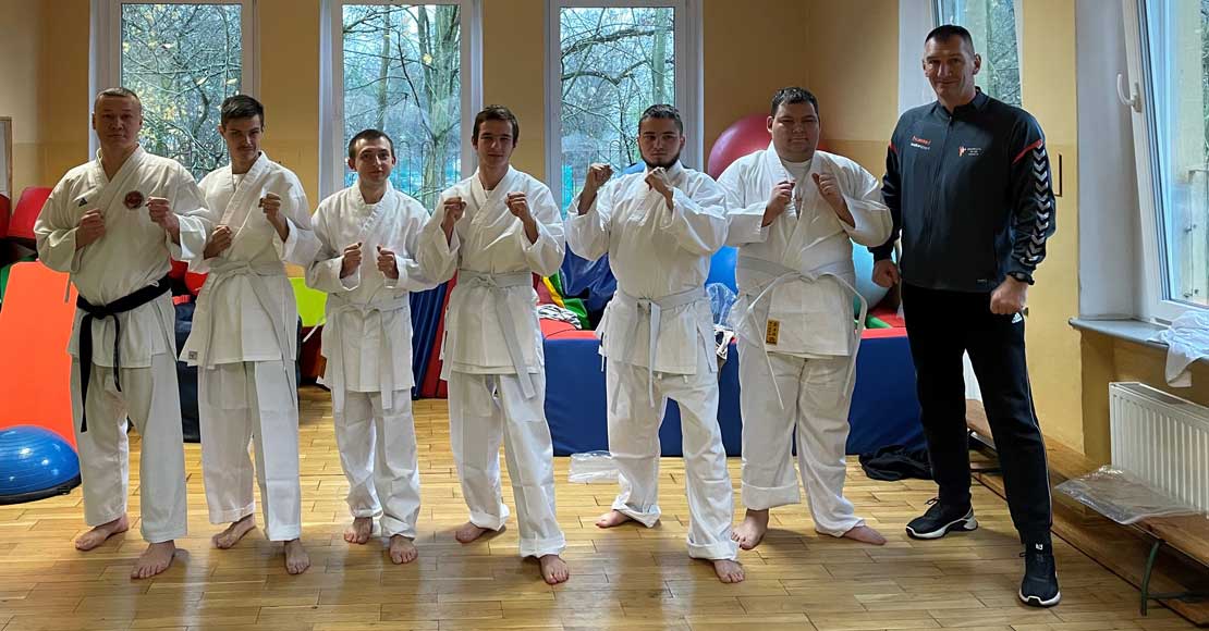 Adepci karate w Zespole Szkół Specjalnych w Kowanówku.