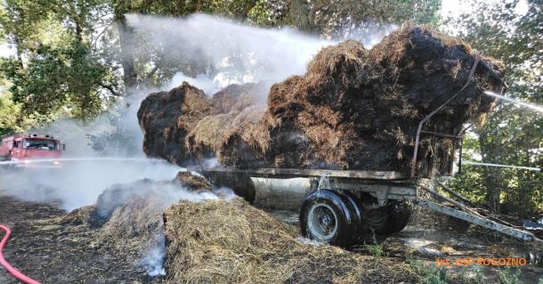 pozar balotow na przyczepie