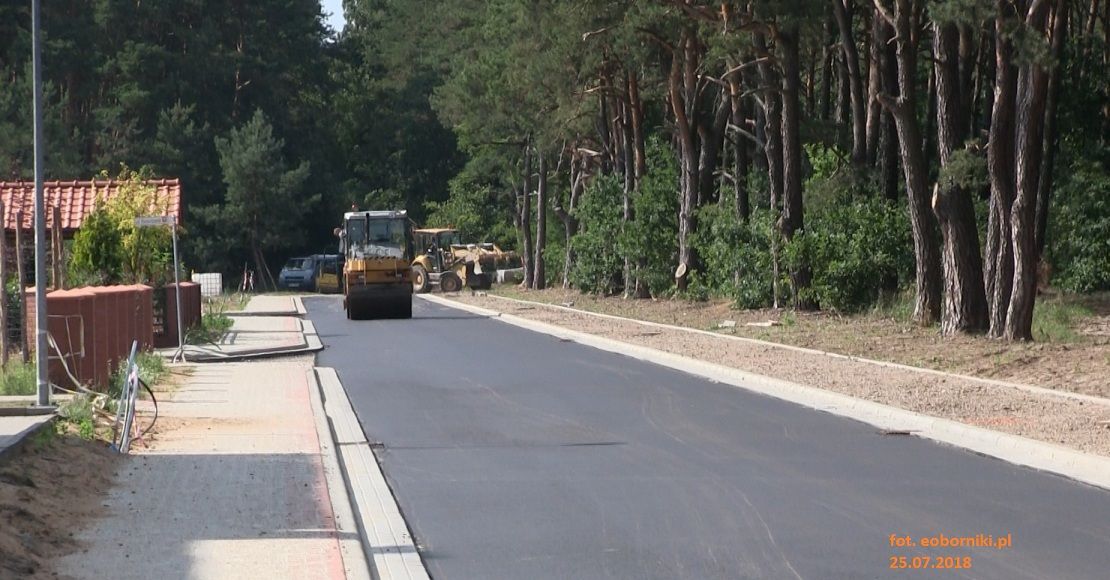 trwaja prace na drodze lesnej w obornikach